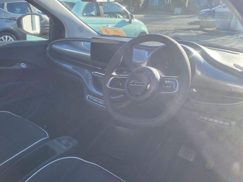 2025 Fiat 500e - image 13