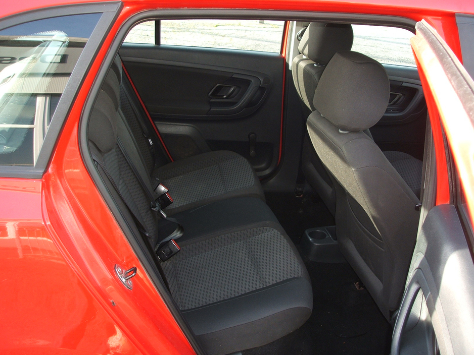 2010 Skoda Fabia - image 6