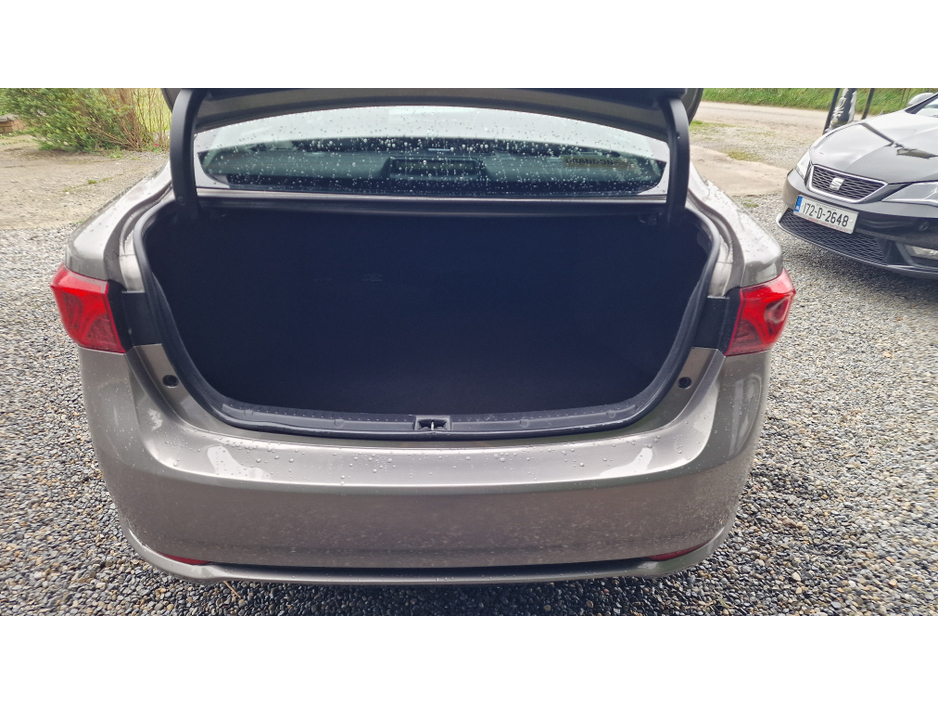 2016 Toyota Avensis - image 3