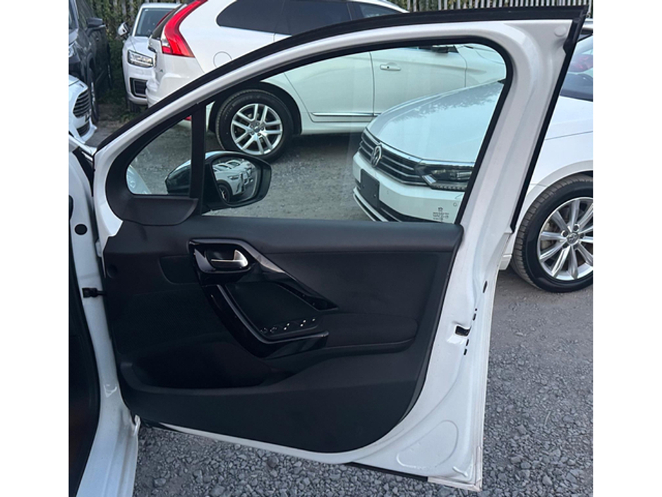 2017 Peugeot 208 - image 6