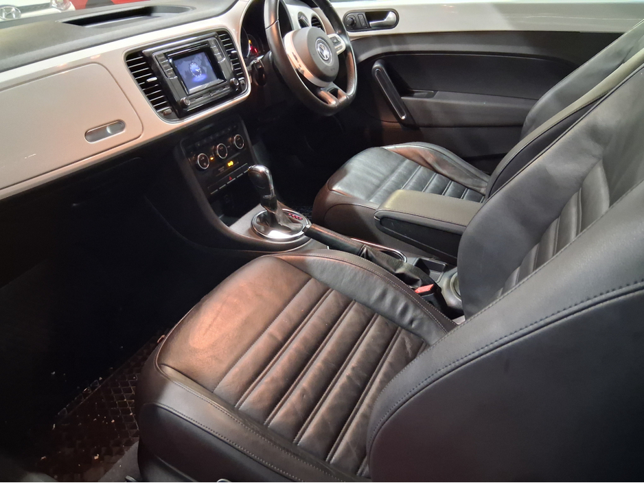 2012 Volkswagen Beetle **MINT CONDITION** €8,995