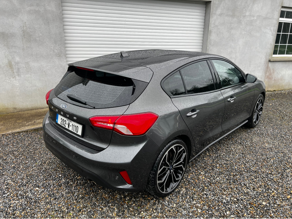 2020 Ford Focus - image 9