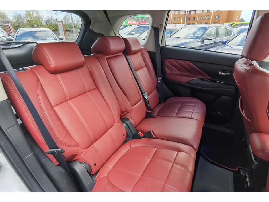 2018 Mitsubishi Outlander - image 9