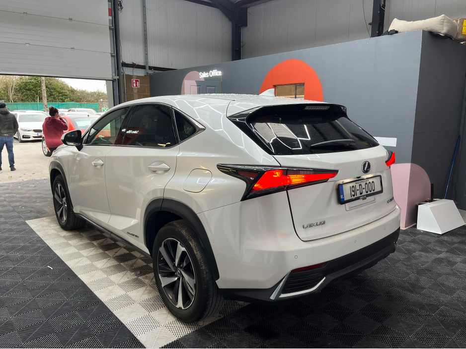 2019 Lexus NX 300 h - image 4