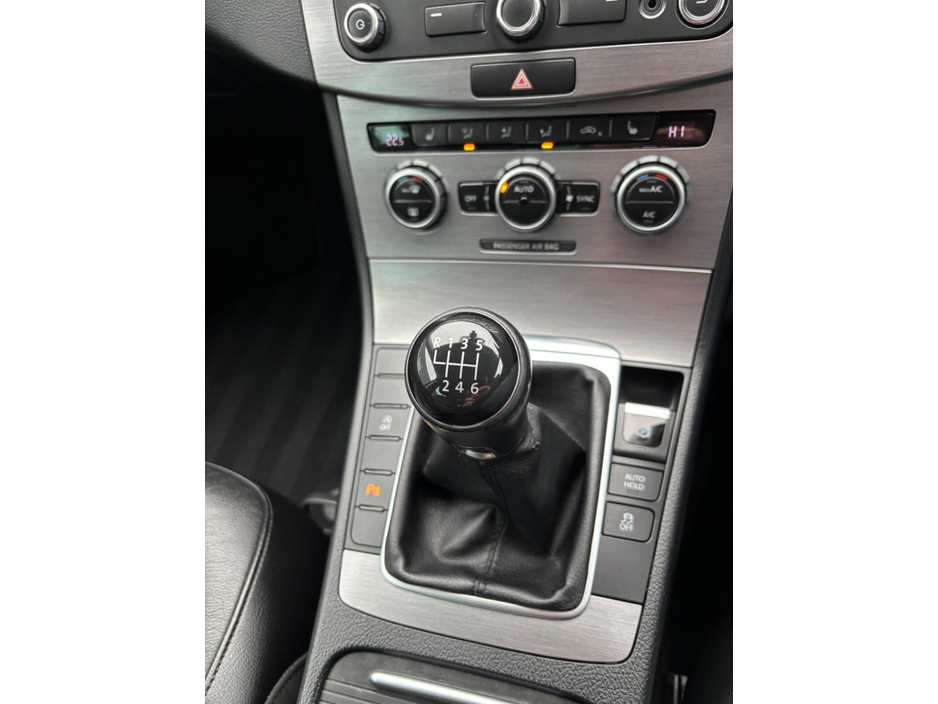 2014 Volkswagen Passat - image 30