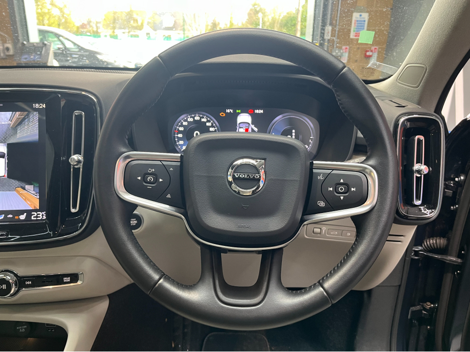 2020 Volvo XC40 - image 9