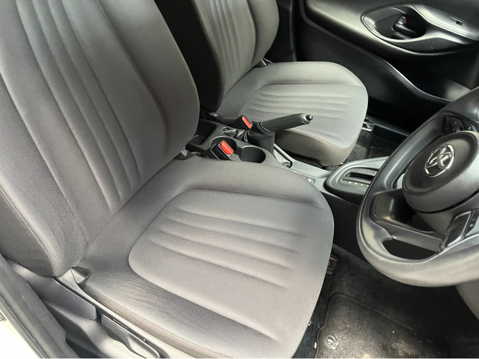 2021 Toyota Yaris - image 9