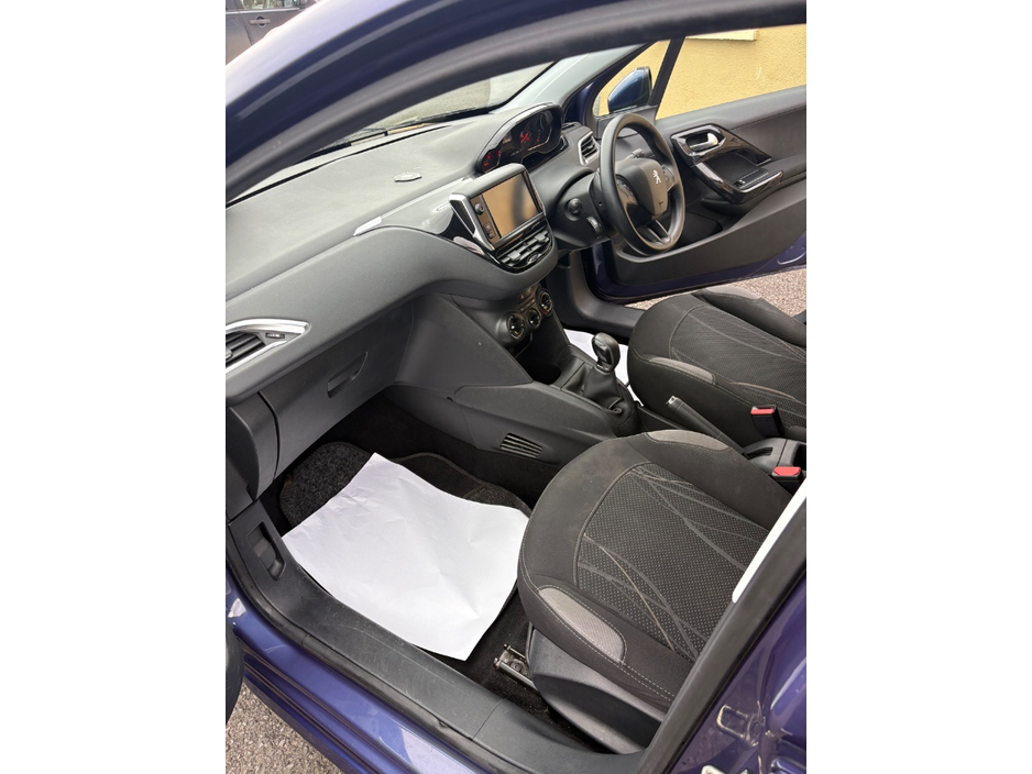 2013 Peugeot 208 - image 10