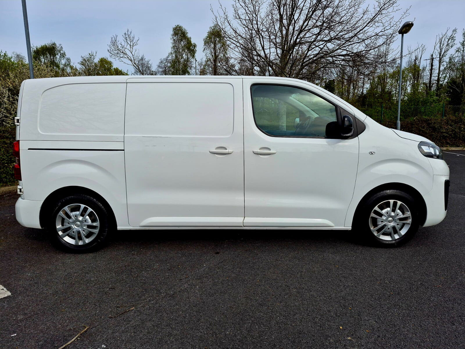 2022 Opel Vivaro - image 3