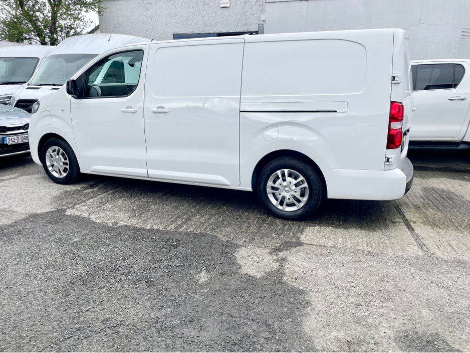 2022 Opel Vivaro - image 28