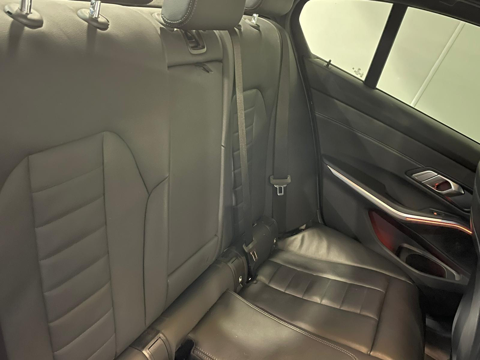 2021 BMW 3 Series - image 5