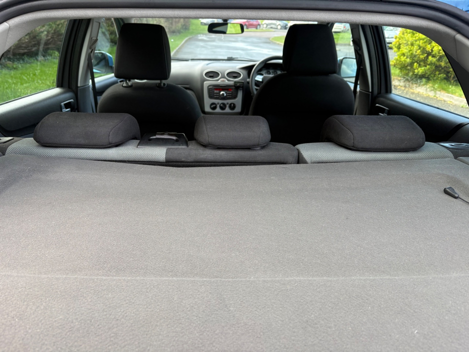 2010 Ford Focus - image 9