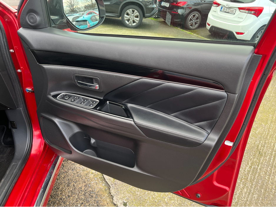 2019 Mitsubishi Outlander G 4WD AUTOMATIC 2.4 PETROL PLUG IN HYBRID //HIGH SPEC//HALF LEATHER SEATS//HEATED SEATS AND STEERING WHEEL//REVERSE CAMERA//KEYLESS ENTRY// €22,950