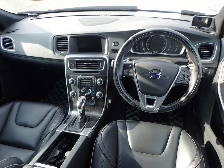 2016 Volvo S60 2.0 D4 R DESIGN PLUS DIESEL AUTOMATIC // TINY KMS // MASSIVE SPEC //  FULL HEATED LEATHER // REVERSING CAMERA // CRUISE CONTROL // LANE ASSIST // COLLISION WARNING SYSTEM // UPGRADED SPORT ALLOYS €17,950