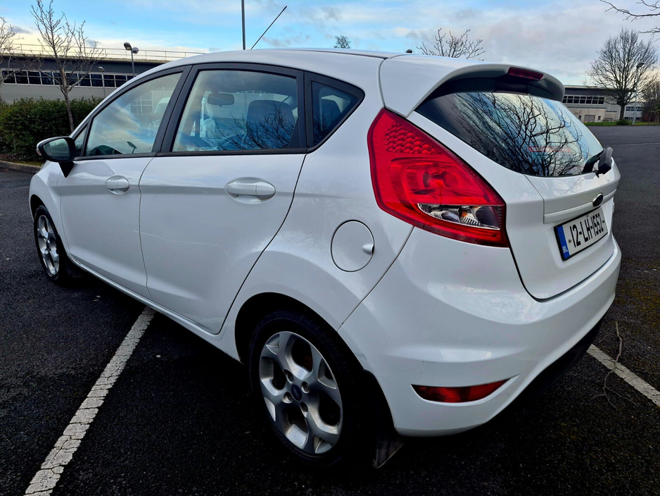2012 Ford Fiesta - image 3