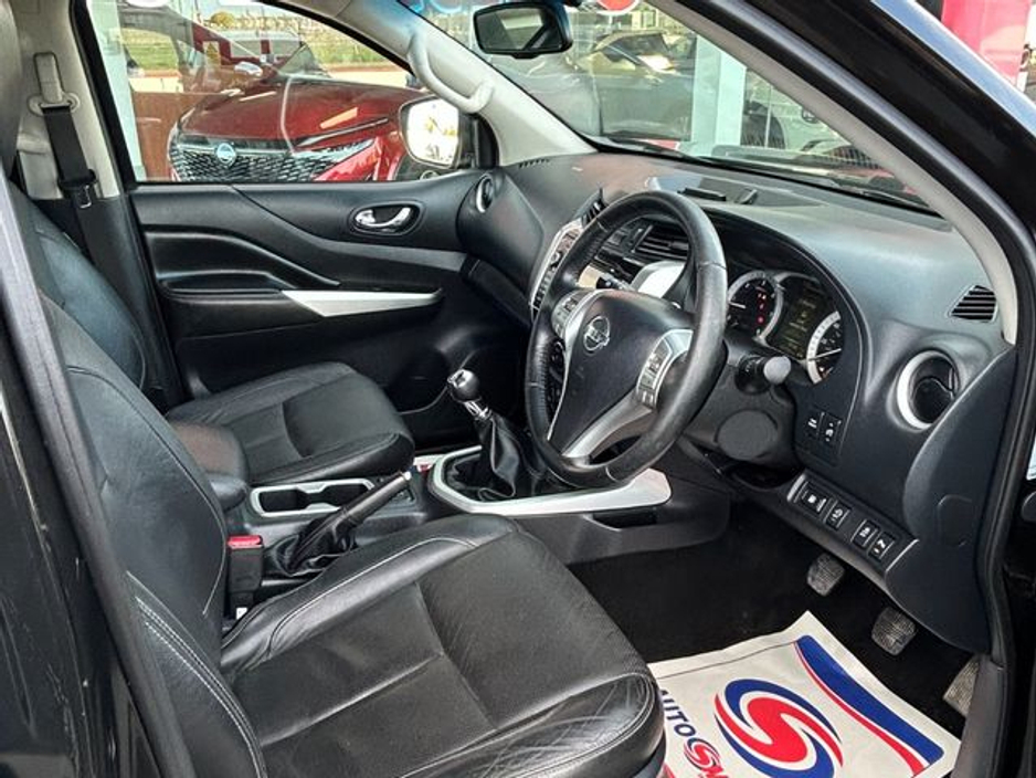 2017 Nissan Navara - image 17