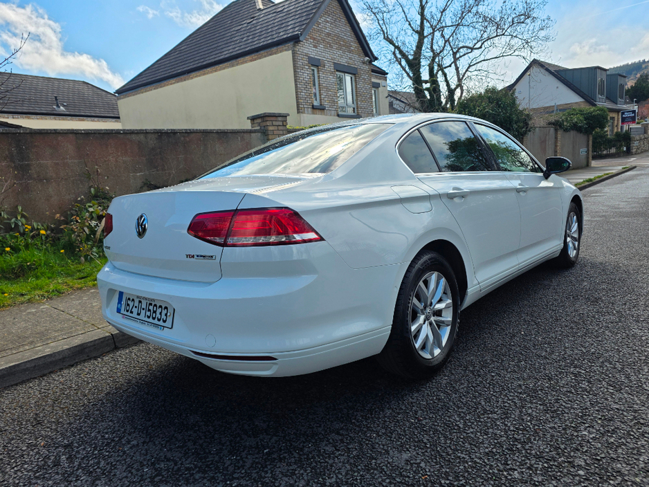 2016 Volkswagen Passat - image 3