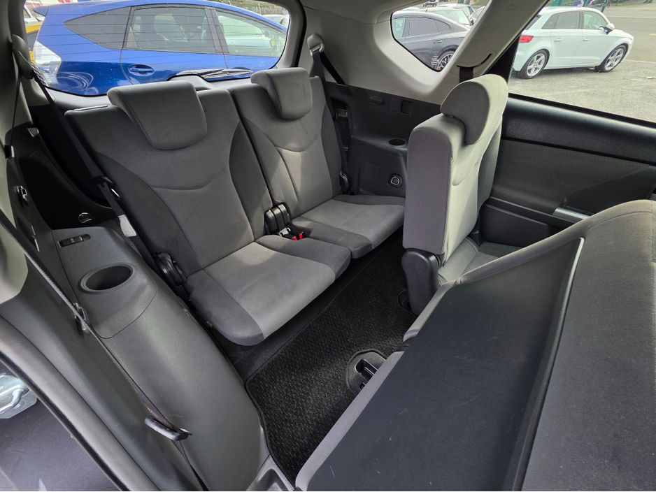 2013 Toyota Prius Alpha - image 6