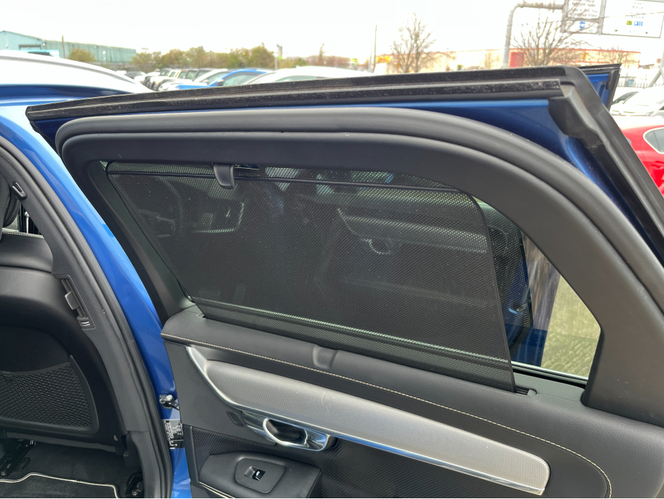 2019 Volvo V90 - image 12