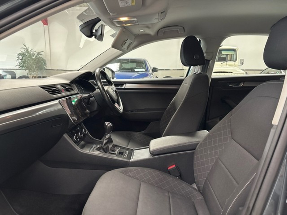 2021 Skoda Superb - image 6