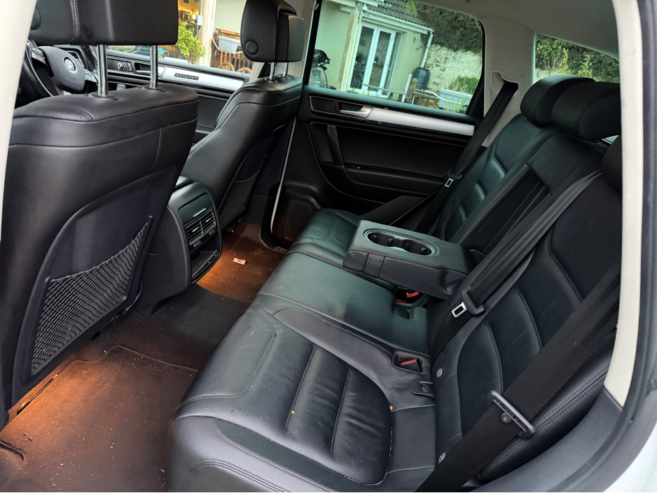 2015 Volkswagen Touareg - image 15