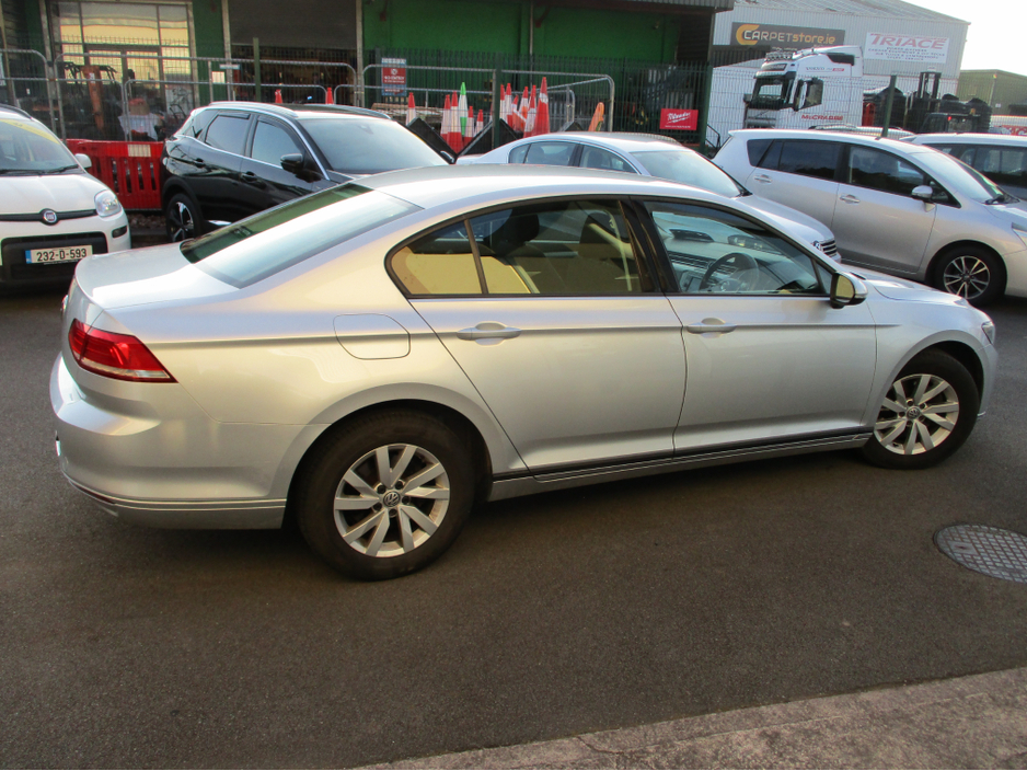 2018 Volkswagen Passat - image 4