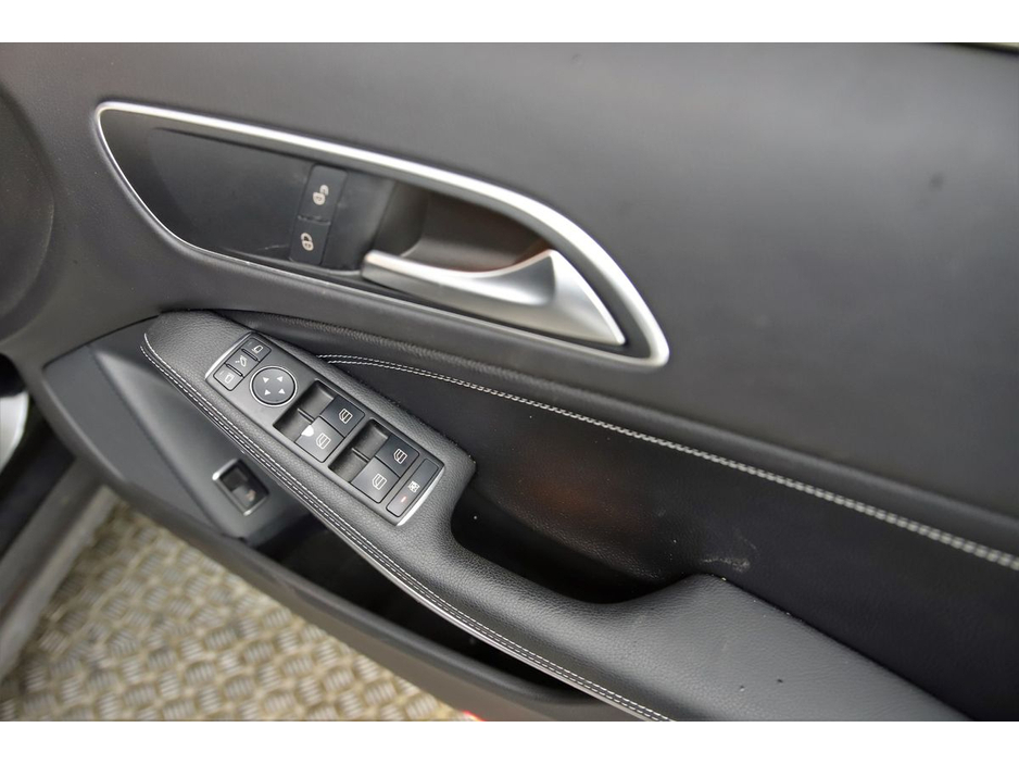 2016 Mercedes-Benz GLA Class GLA 180 *HALF LEATHER*REVERSE CAM*PARK SENSORS* €18,890