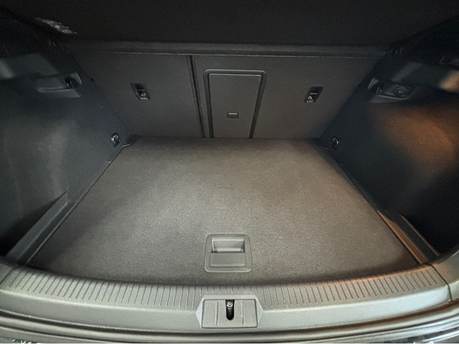 2014 Volkswagen Golf *VOLKSWAGEN GOLF R* *DSG* *KEYLESS ENTRY* *DCC* *PARKING SENSORS* *REVERSE CAMERA* *HEATED LEATHER ELECTRIC SEATS* *WIDE SCREEN *TRADE INS WELCOME* *2.0 R 4MOTION 300PS 5DR* €22,950