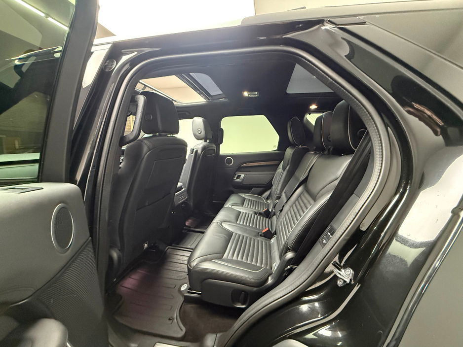 2020 Land Rover Discovery - image 19