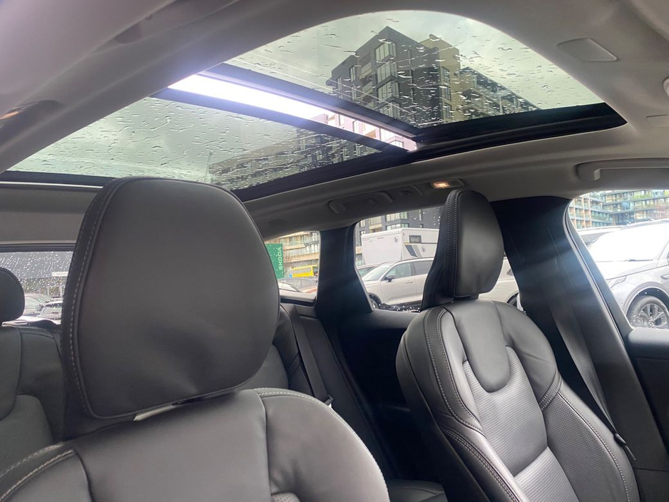 2025 Volvo XC60 - image 12