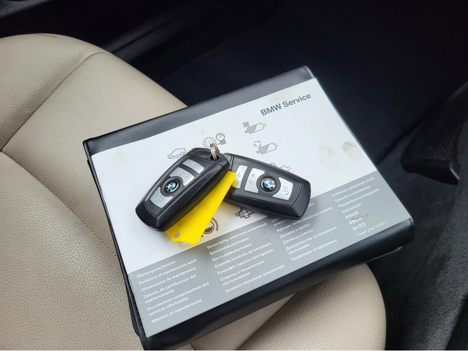 2011 BMW 5 Series - image 22