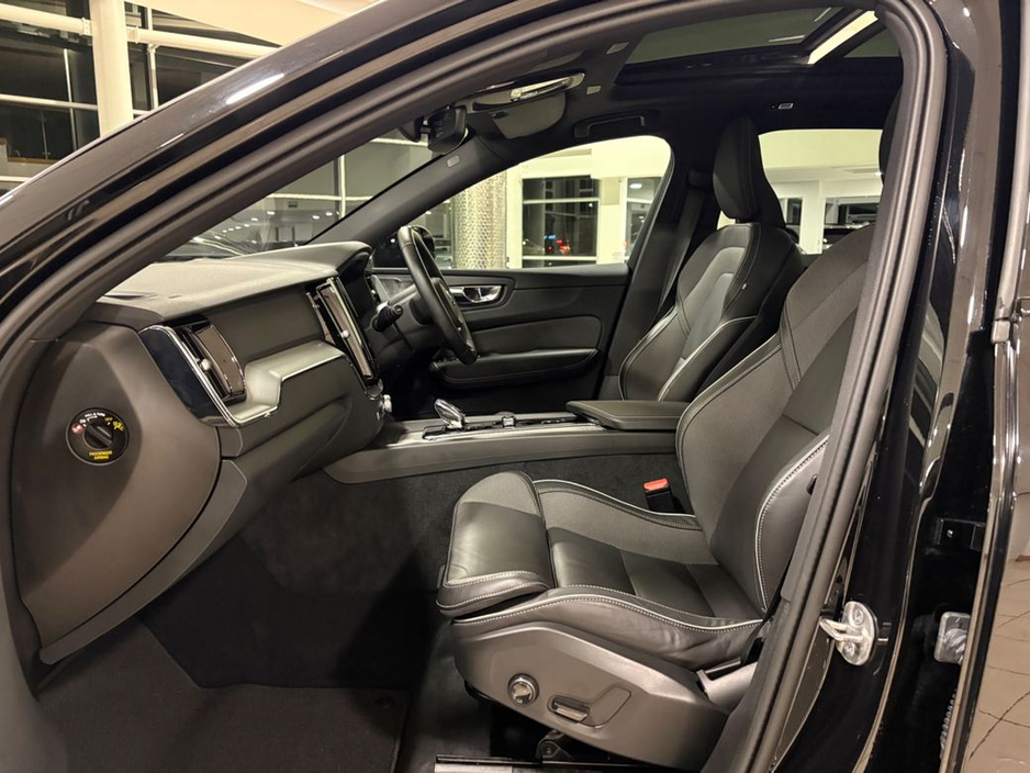 2025 Volvo XC60 - image 10