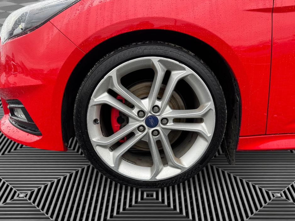 2018 Ford Focus - image 9