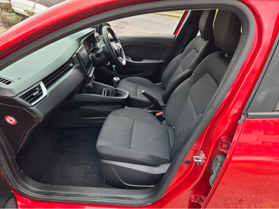 2023 Renault Clio - image 11