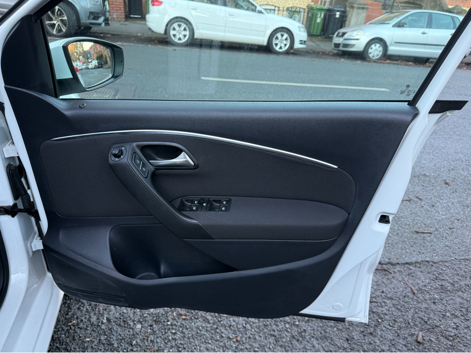 2015 Volkswagen Polo DBA-6RCJZ €11,950