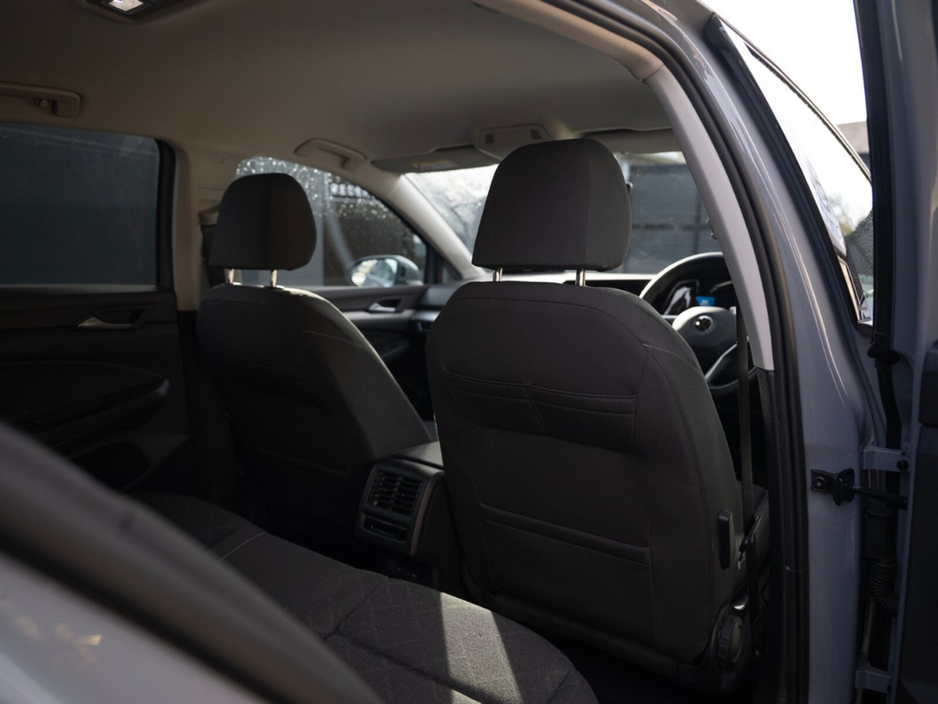 2022 Volkswagen Golf - image 16