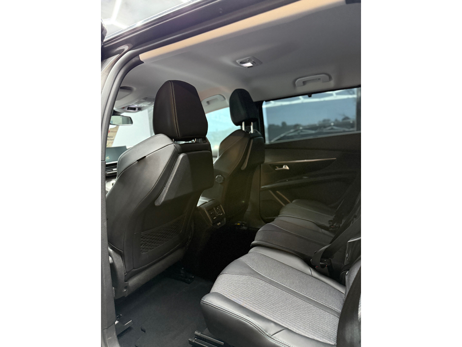 2022 Peugeot 5008 - image 10