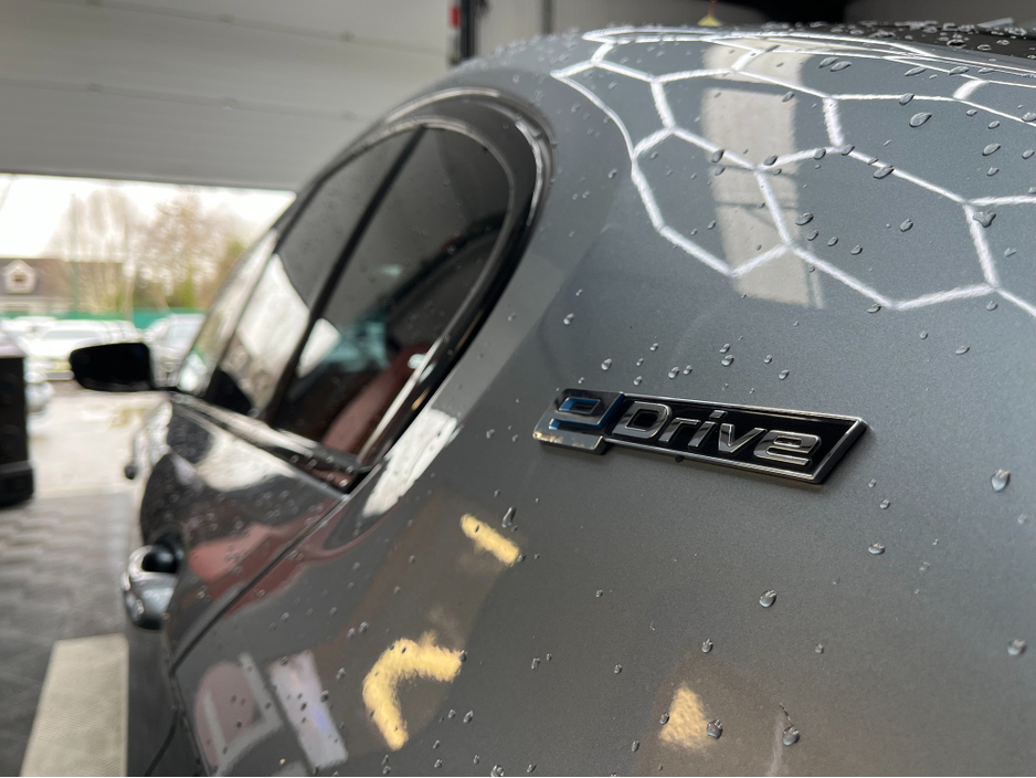 2019 BMW 5 Series - image 8