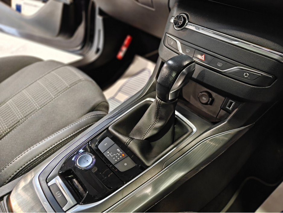 2018 Peugeot 308 - image 12