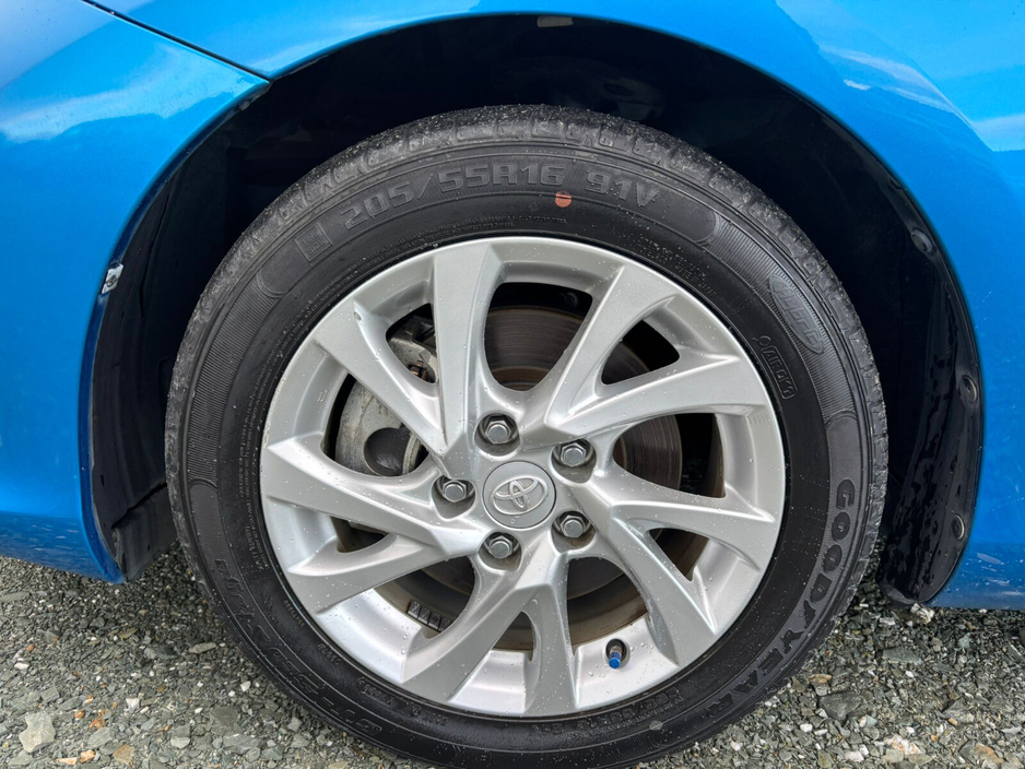 2016 Toyota Auris Hybrid €13,950