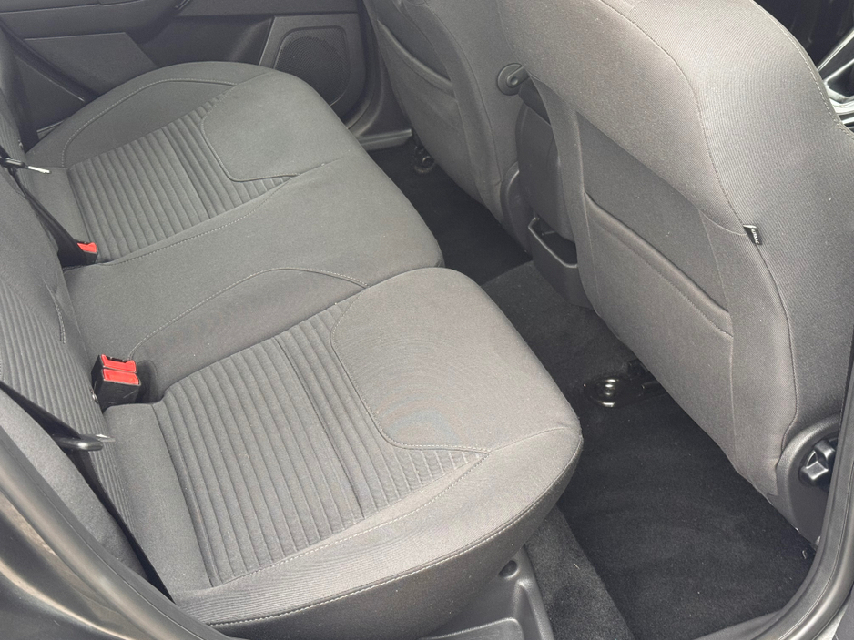 2017 Ford Focus - image 8
