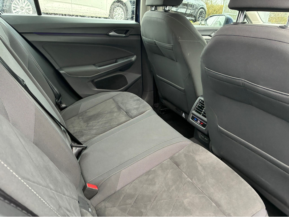 2022 Volkswagen Golf - image 6