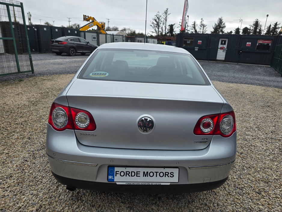 2010 Volkswagen Passat - image 5