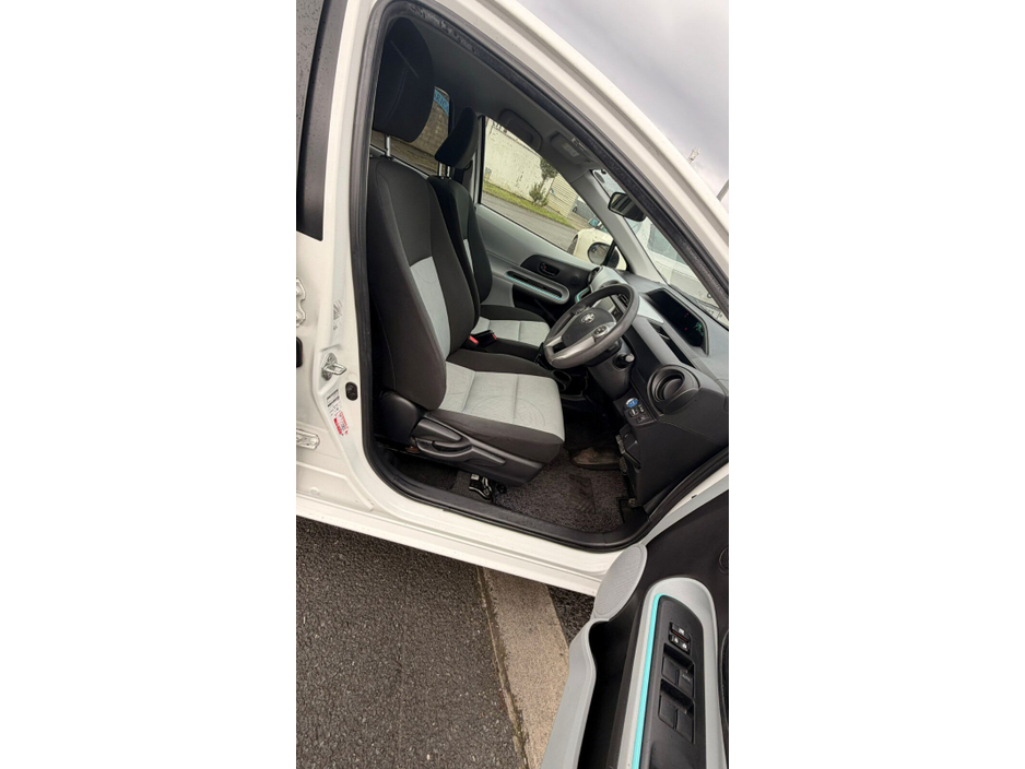 2012 Toyota Aqua  €8,000