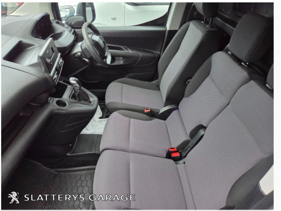 2020 Peugeot Partner - image 12