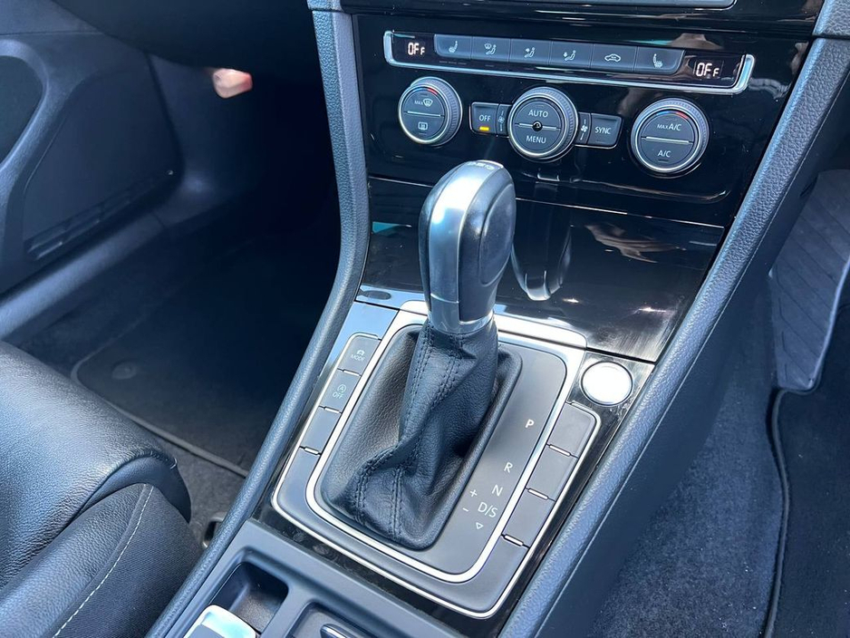 2016 Volkswagen Golf - image 11