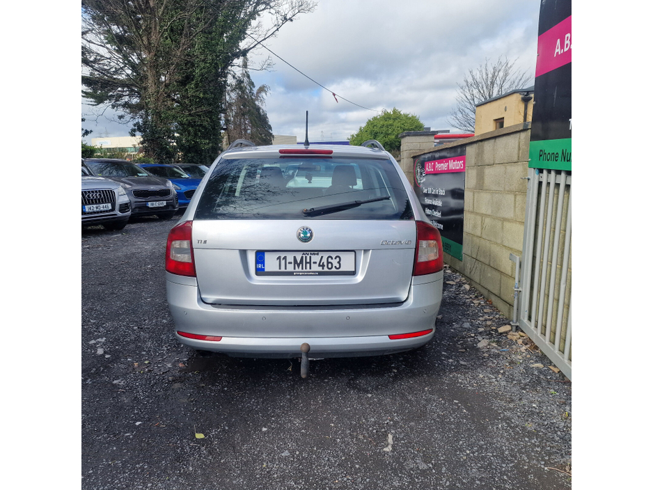 2011 Skoda Octavia - image 2