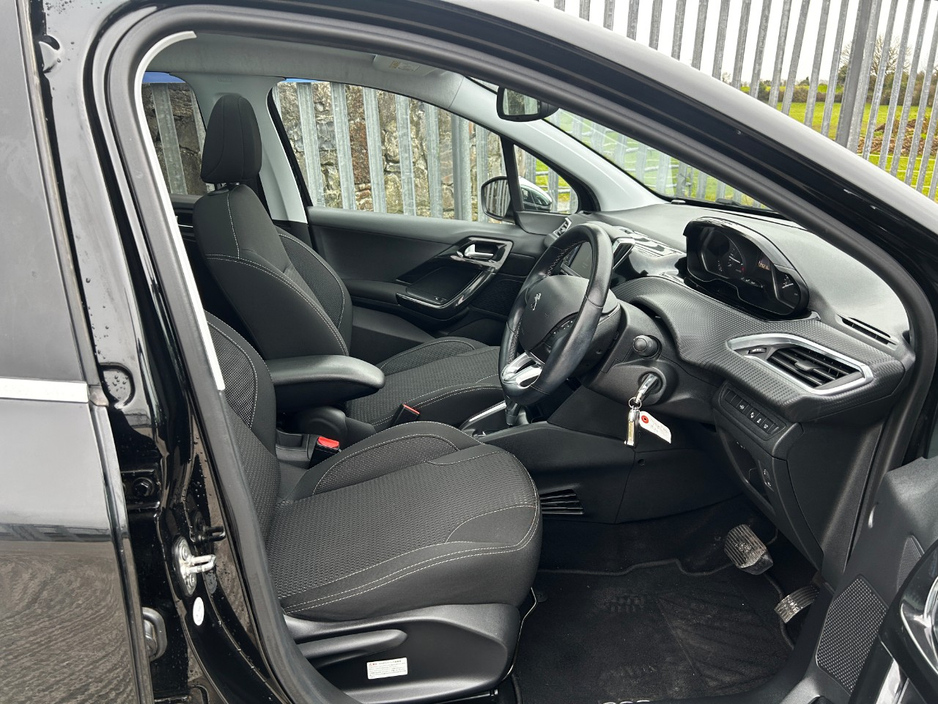 2016 Peugeot 208 - image 13