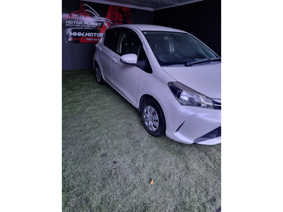 2015 Toyota Vitz - image 2