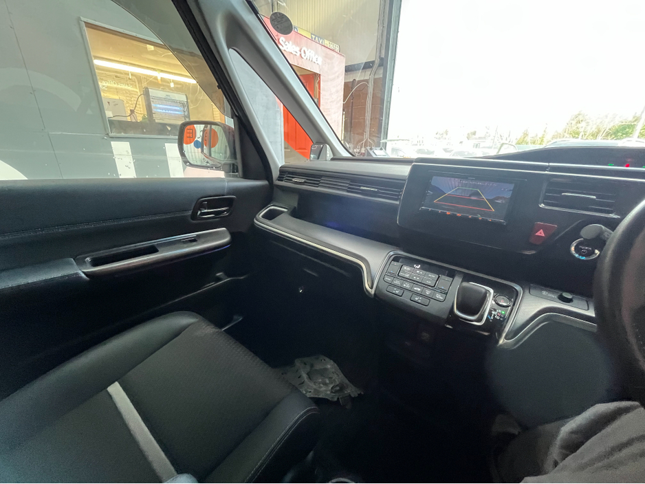 2017 Honda Stepwagon - image 17